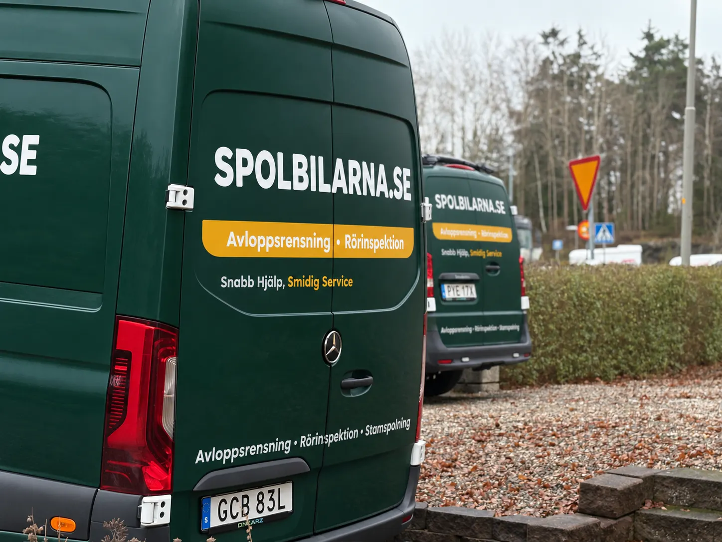 Bakdörrarna på Spolbilarnas spolbil med texten Avloppsrensning och Rörinspektion – Spolbilarna i Askim