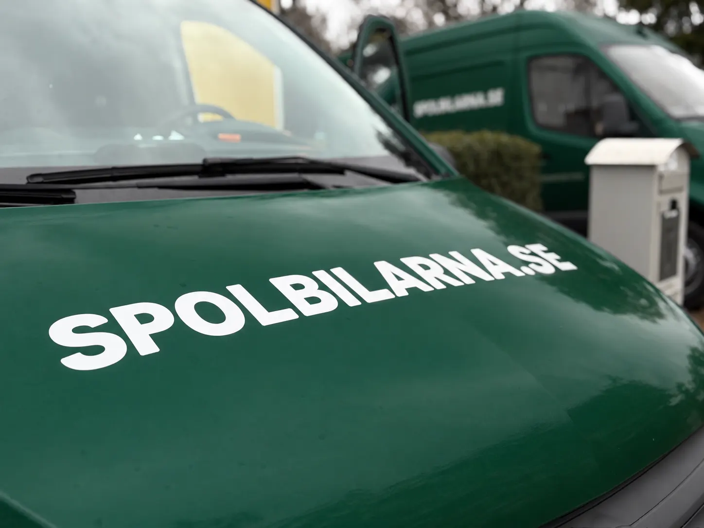 Spolbilarnas logotyp på motorhuven till en av spolbilarna – Spolbilarna i Båstad