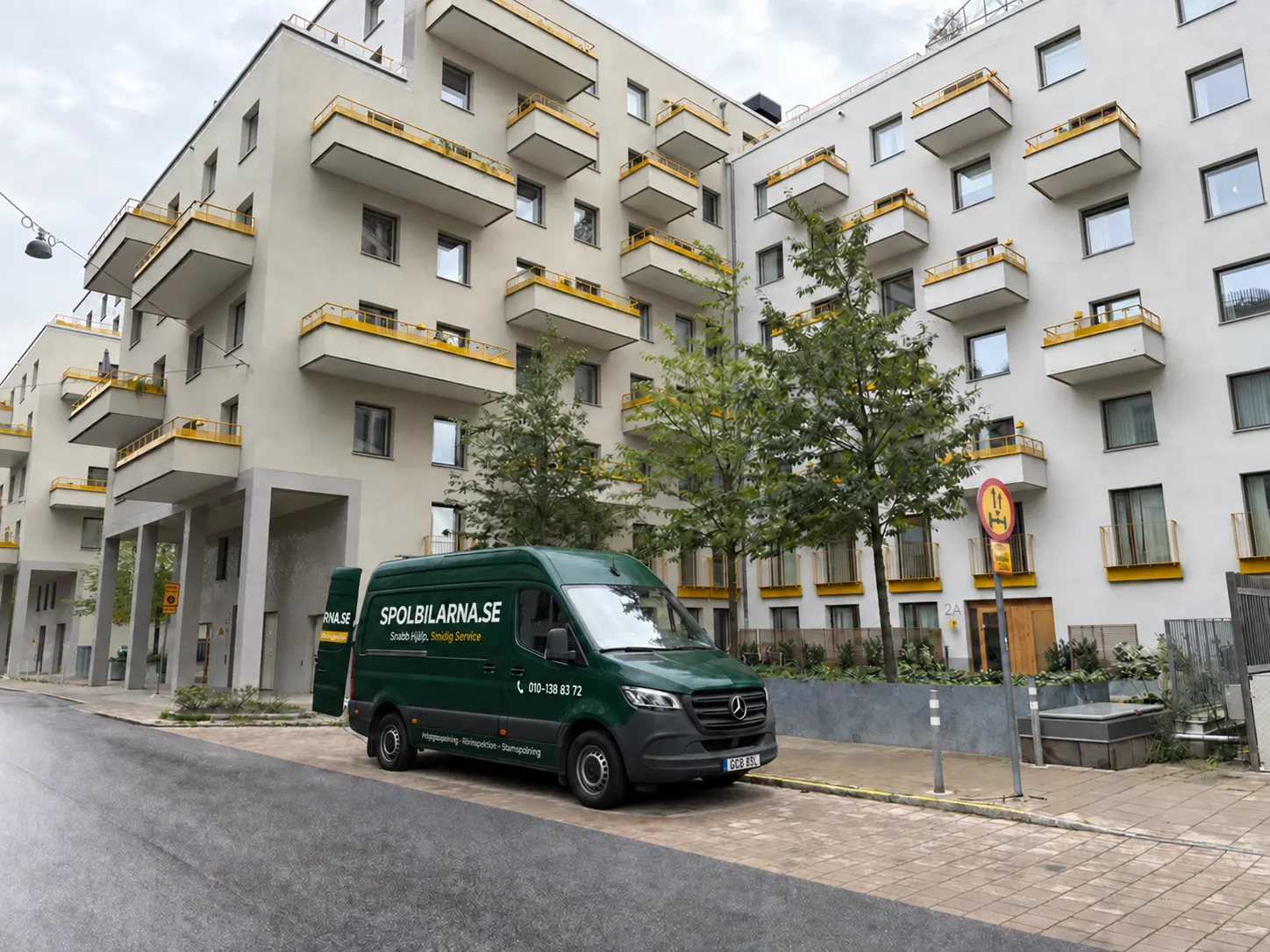 Spolbil från Spolbilarna parkerad vid ett flerbostadshus