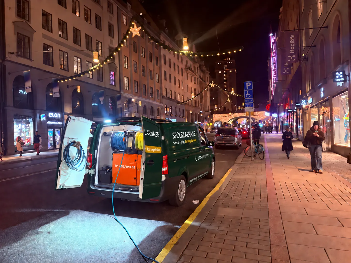 Spolbilarnas spolbil med öppna bakdörrar på ett kvällsuppdrag i centrala Stockholm